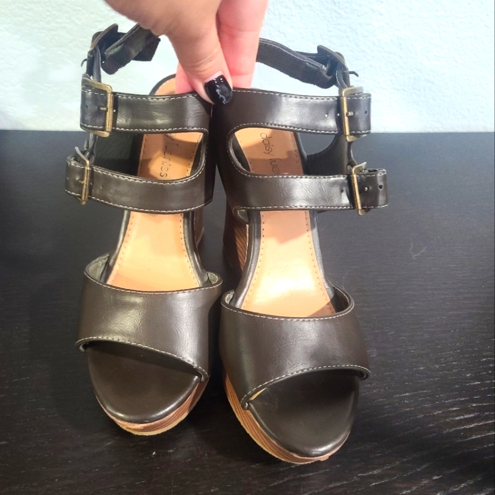 Daidy Fuentes Ladies sandal wedges